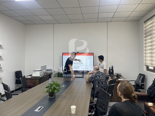 外國(guó)客戶遠(yuǎn)道而來(lái),我公司人員與客戶細(xì)致對(duì)接